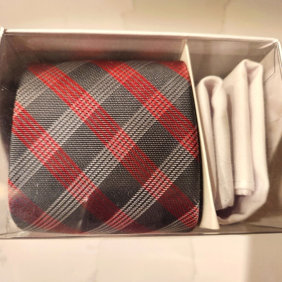 Calvin Klein brand new tie and handkerchief in box. - Picture 2 of 2